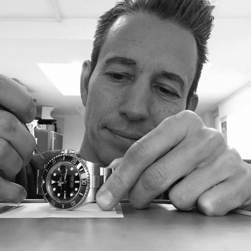 David Franz bei der Bearbeitung einer Uhr am Werktisch