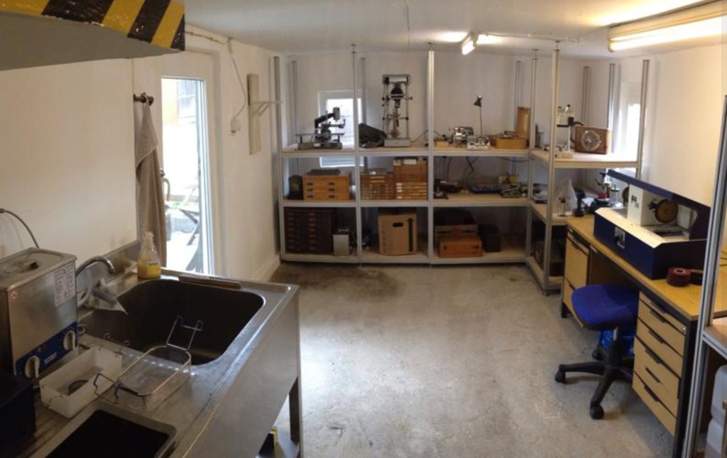 Uhrenwerkstatt mit Spülbecken, Regalen und Präzisionsmaschinen